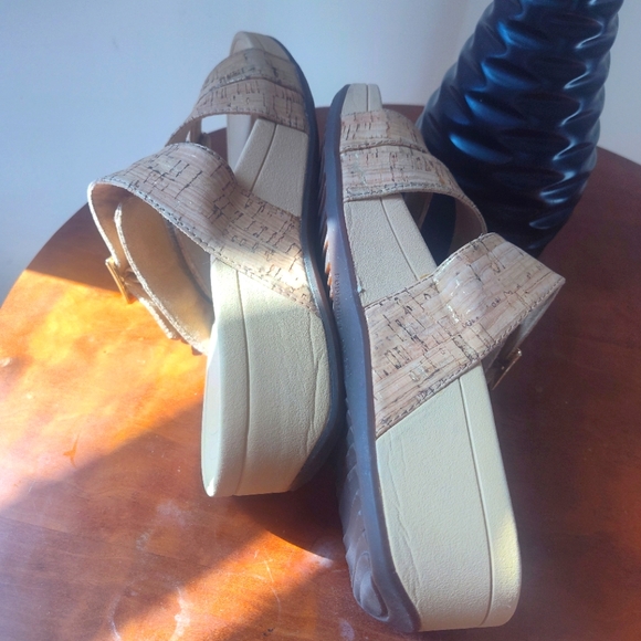 Vionic Pacific Rio wedge 3-strap sandal in cork/gold - Picture 3 of 6
